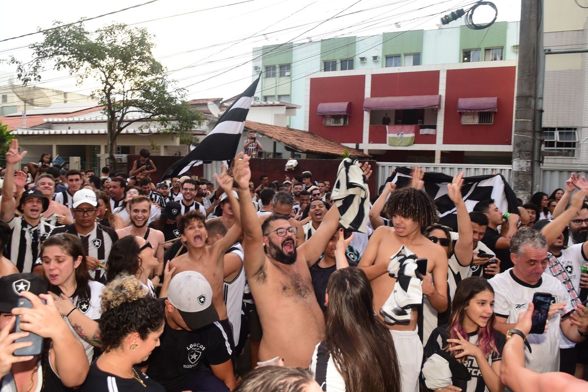 Torcedores do Botafogo comemoram a conquista do Brasileirão. O encontro foi no  bar do Alemão, em Jardim Camburi, Vitória por Carlos Alberto Silva
