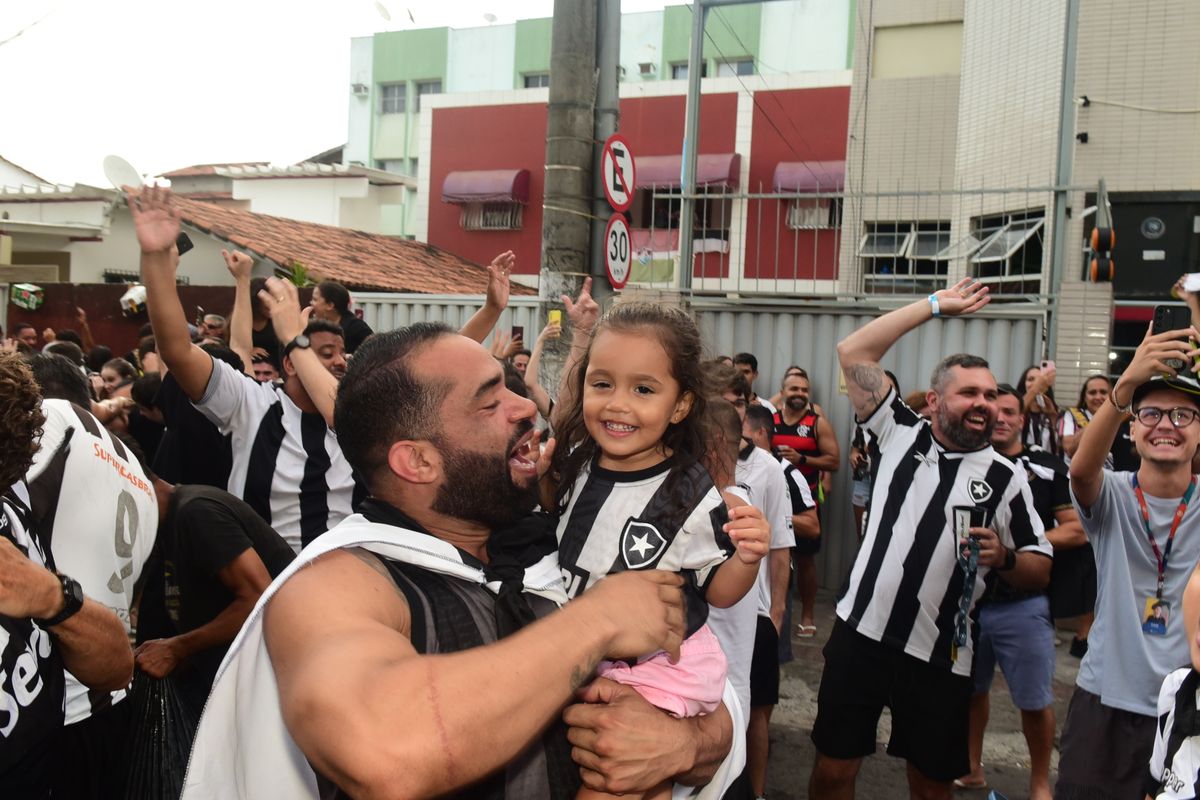 Torcedores do Botafogo comemoram a conquista do Brasileirão. O encontro foi no  bar do Alemão, em Jardim Camburi, Vitória por Carlos Alberto Silva