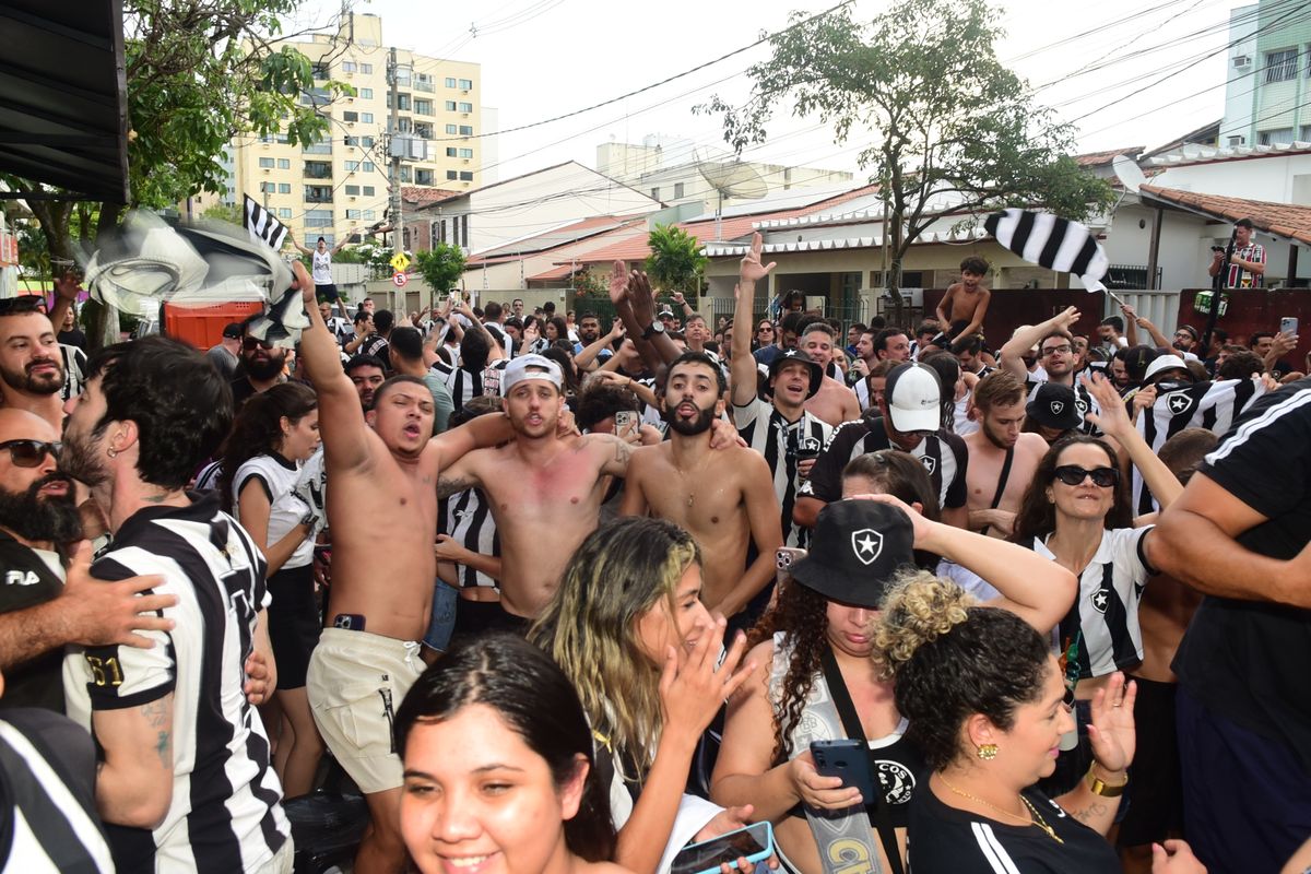 Torcedores do Botafogo comemoram a conquista do Brasileirão. O encontro foi no  bar do Alemão, em Jardim Camburi, Vitória por Carlos Alberto Silva