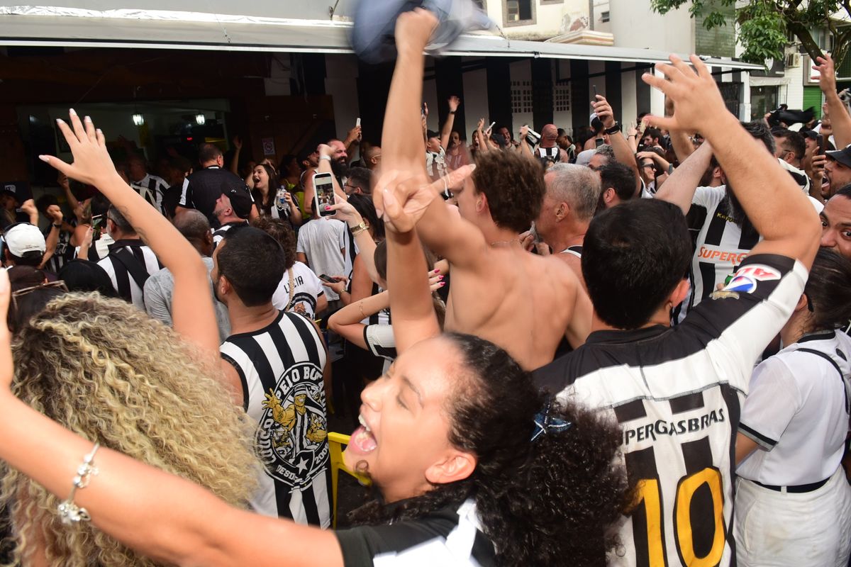 Torcedores do Botafogo comemoram a conquista do Brasileirão. O encontro foi no  bar do Alemão, em Jardim Camburi, Vitória por Carlos Alberto Silva