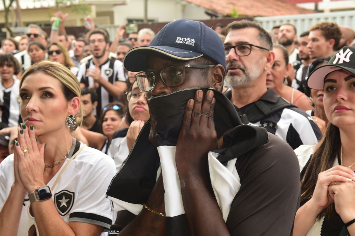 Torcedores do Botafogo comemoram a conquista do Brasileirão. O encontro foi no  bar do Alemão, em Jardim Camburi, Vitória por Carlos Alberto Silva