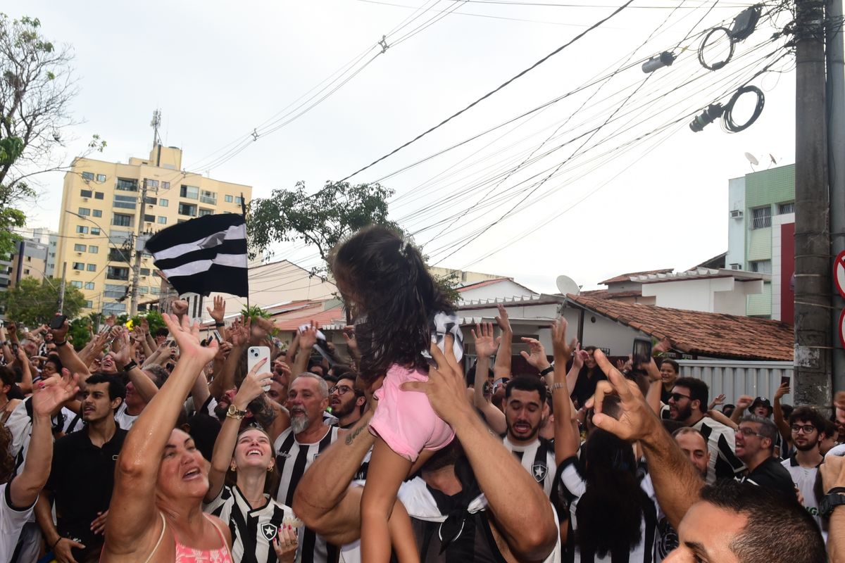 Torcedores do Botafogo comemoram a conquista do Brasileirão. O encontro foi no  bar do Alemão, em Jardim Camburi, Vitória por Carlos Alberto Silva