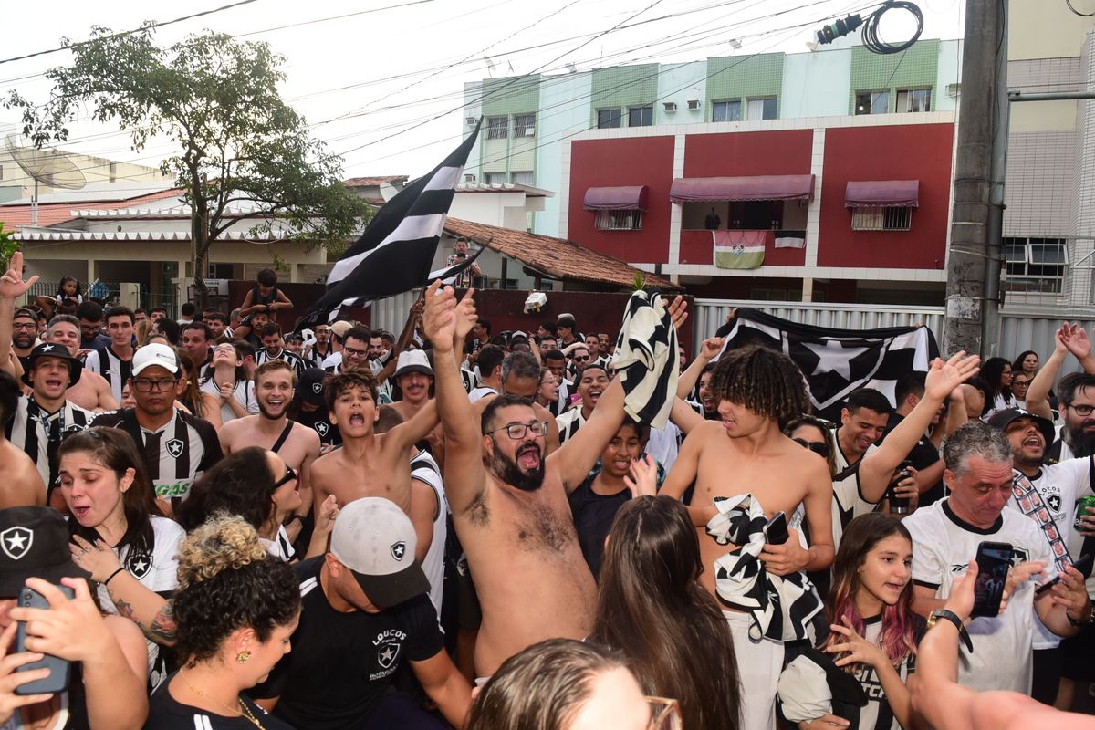 Torcedores do Botafogo comemoram a conquista do Brasileirão. O encontro foi no  bar do Alemão, em Jardim Camburi, Vitória por Carlos Alberto Silva