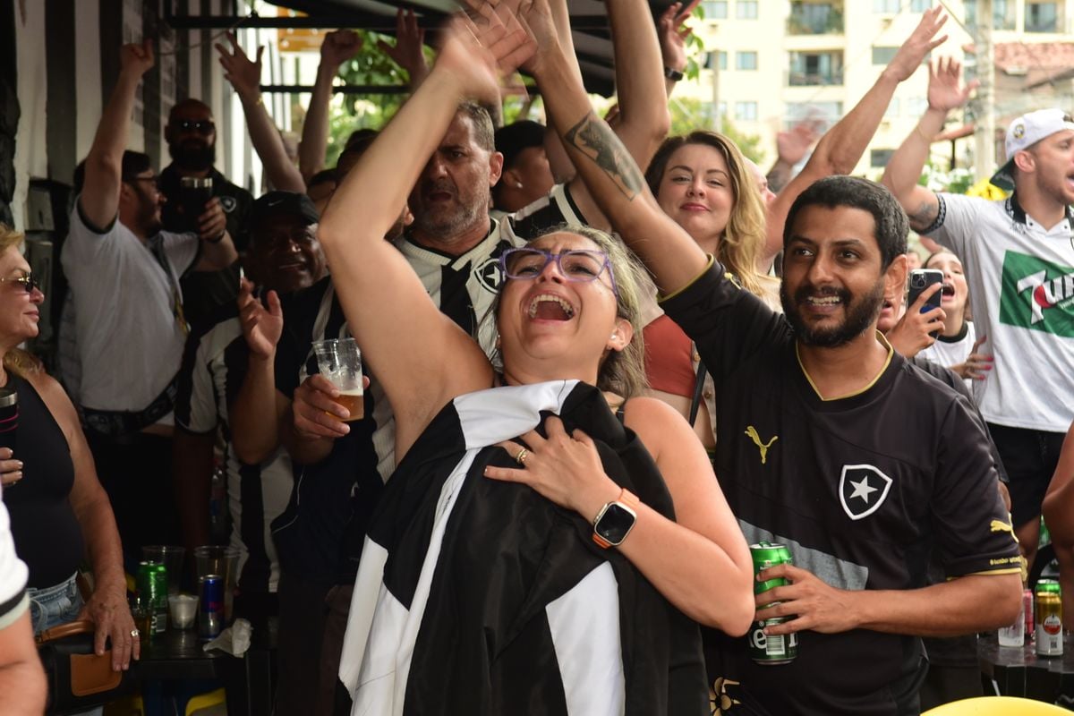 Torcedores do Botafogo comemoram a conquista do Brasileirão. O encontro foi no  bar do Alemão, em Jardim Camburi, Vitória por Carlos Alberto Silva