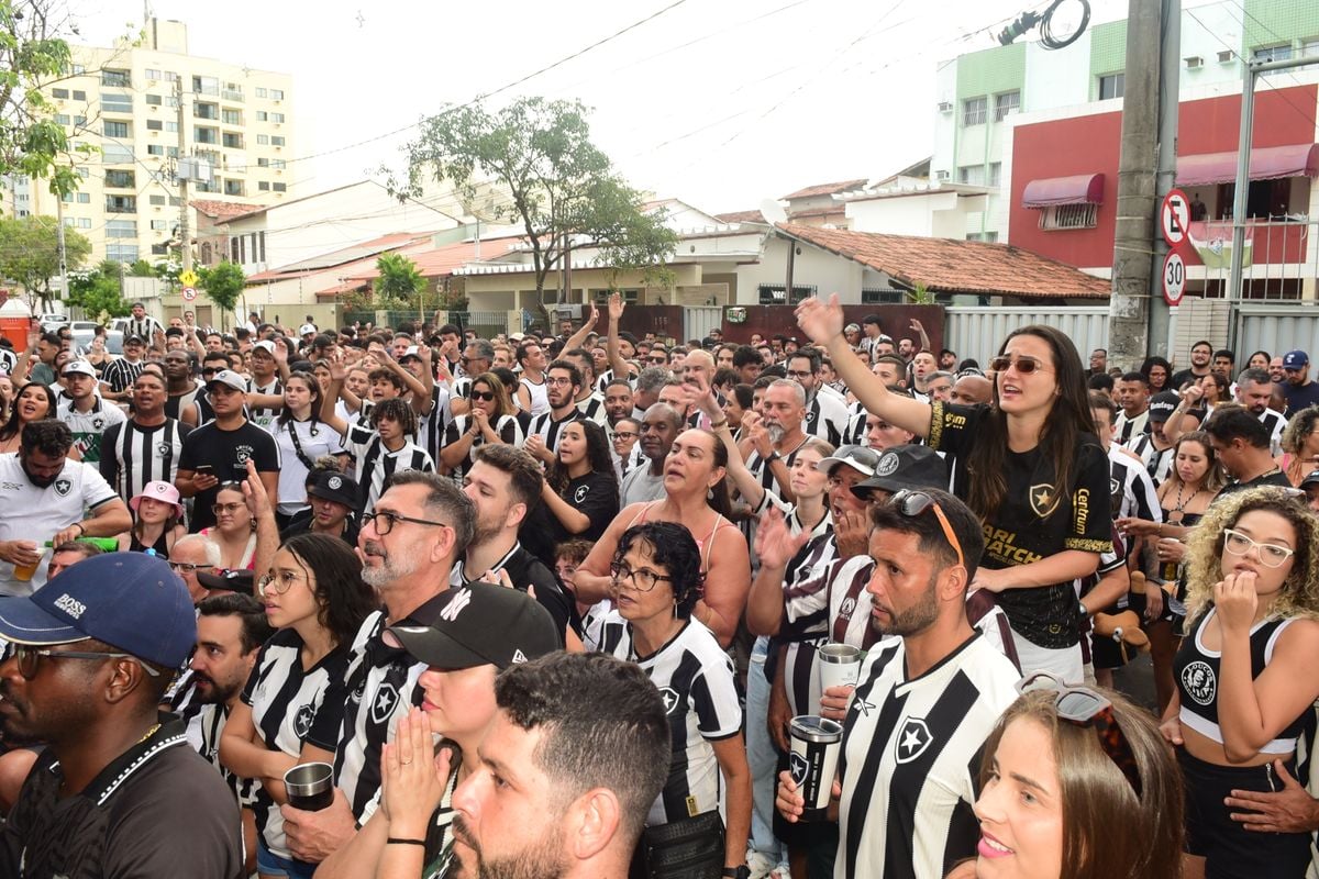 Torcedores do Botafogo comemoram a conquista do Brasileirão. O encontro foi no  bar do Alemão, em Jardim Camburi, Vitória por Carlos Alberto Silva