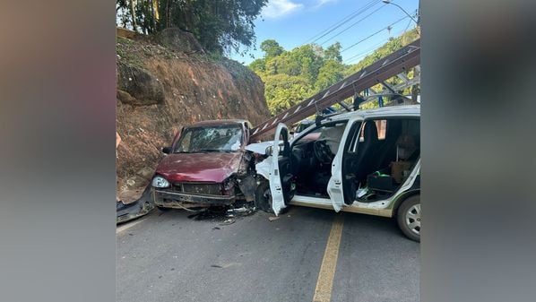 Os dois motoristas e uma pessoa que estava no banco do carona de um dos veículos sofreram ferimentos e foram levados para a Santa Casa de Domingos Martins