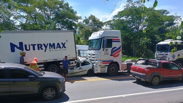 A vítima foi socorrida para um hospital da região, segundo informado pela Eco101; trânsito foi completamente liberado por volta das 17h