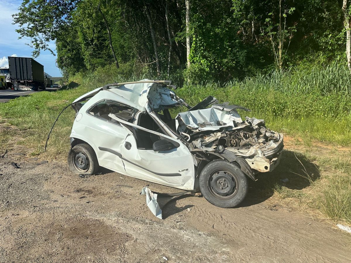 Carro prensado entre carretas ficou destruído por Isabelle Oliveira