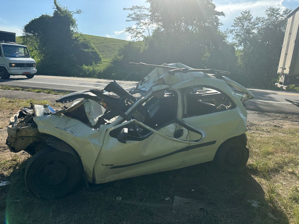 Carro prensado entre carretas ficou destruído por Isabelle Oliveira