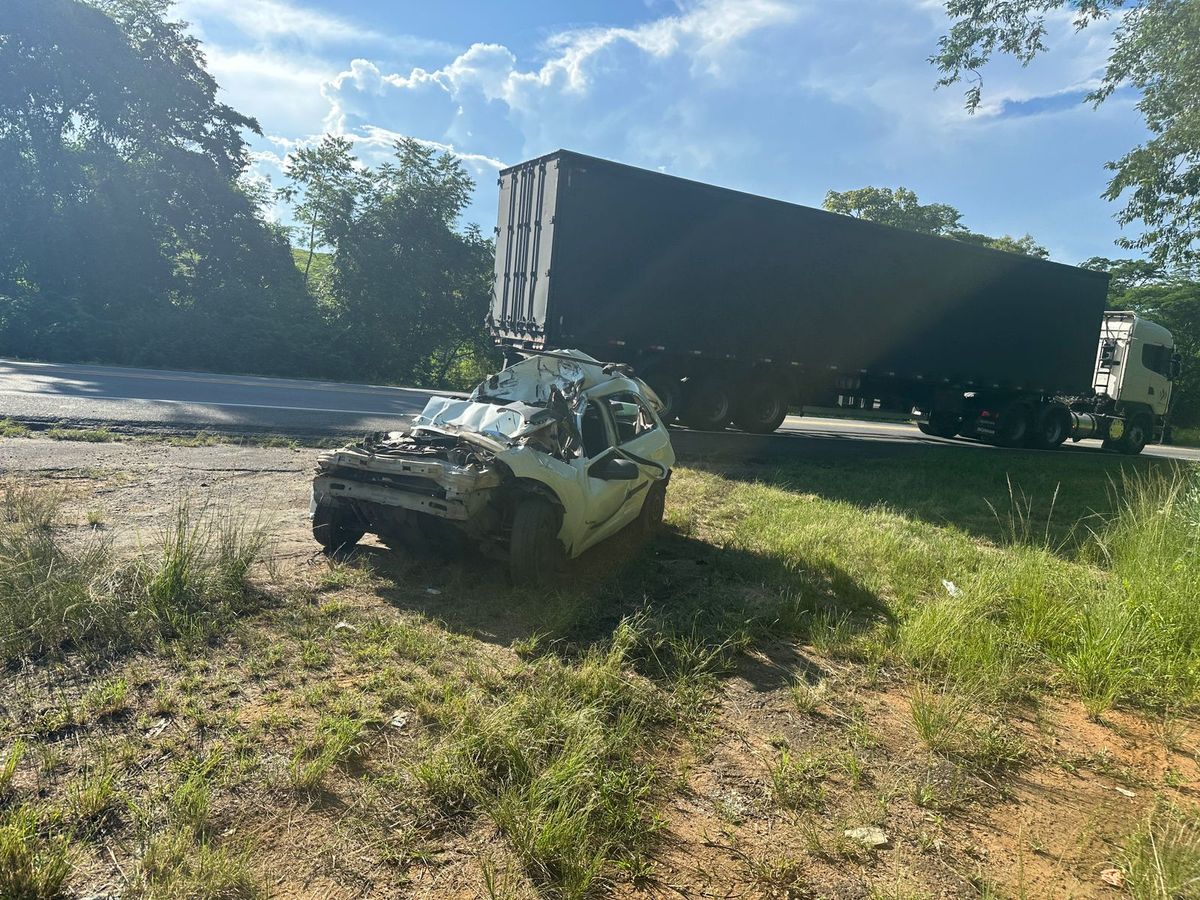 Carro prensado entre carretas ficou destruído por Isabelle Oliveira