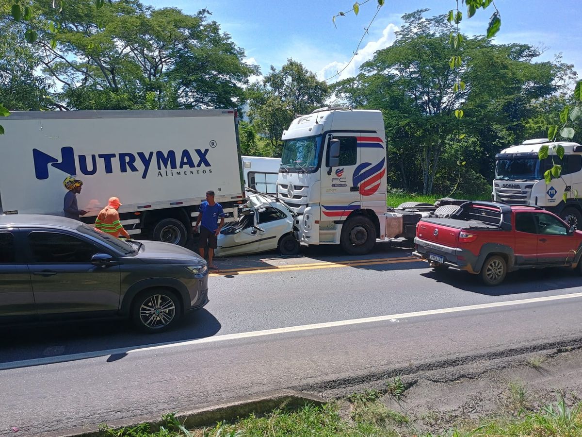 Acidente entre duas carretas, um guincho e um um carro deixa ferido e trava BR 101