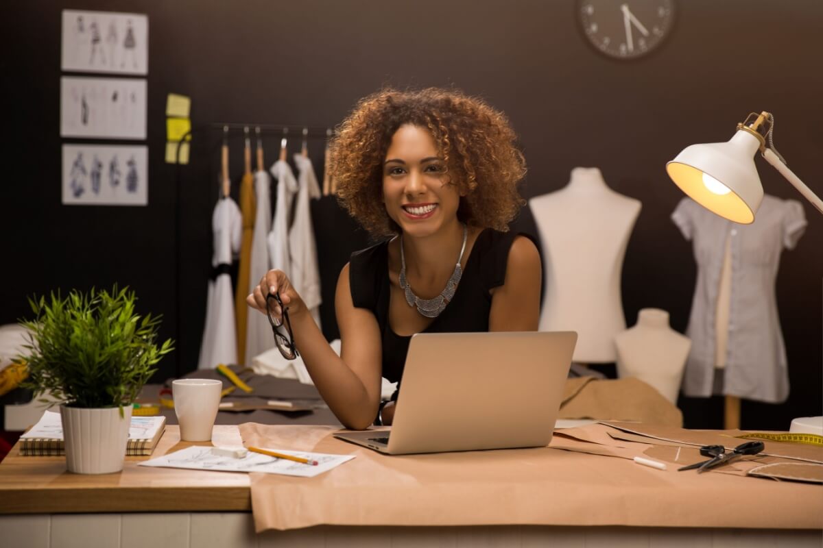 Há diversos cursos para quem deseja trabalhar na área da moda (Imagem: IKO-studio | Shutterstock)