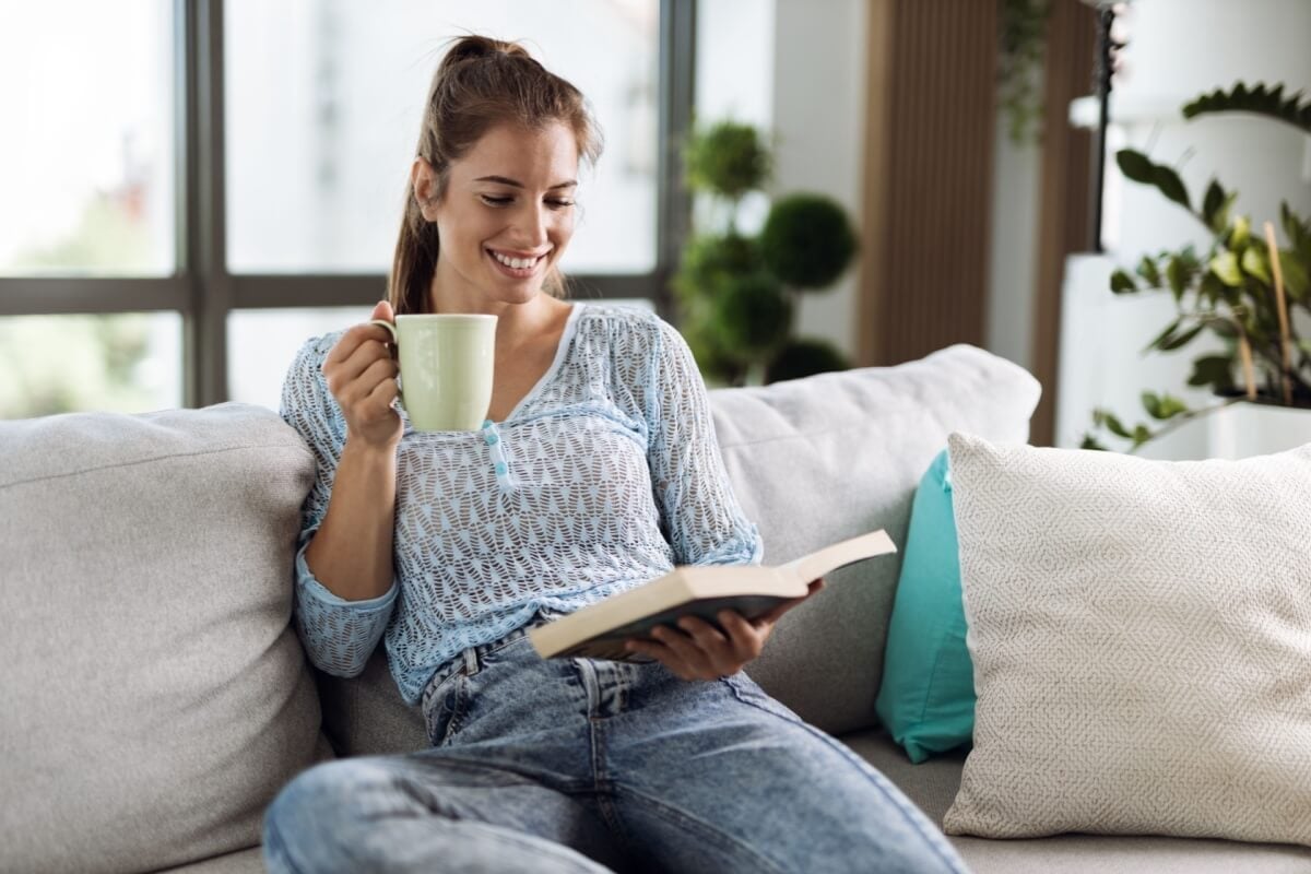 Os livros podem ser ótimos companheiros nas férias (Imagem: Goksi | Shutterstock)