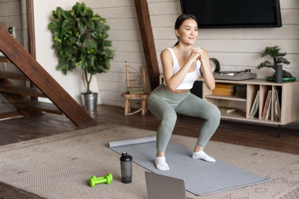 Treinos curtos e dinâmicos podem ser a solução perfeita para manter o corpo ativo durante as férias (Imagem: Mix and Match Studio | Shutterstock)