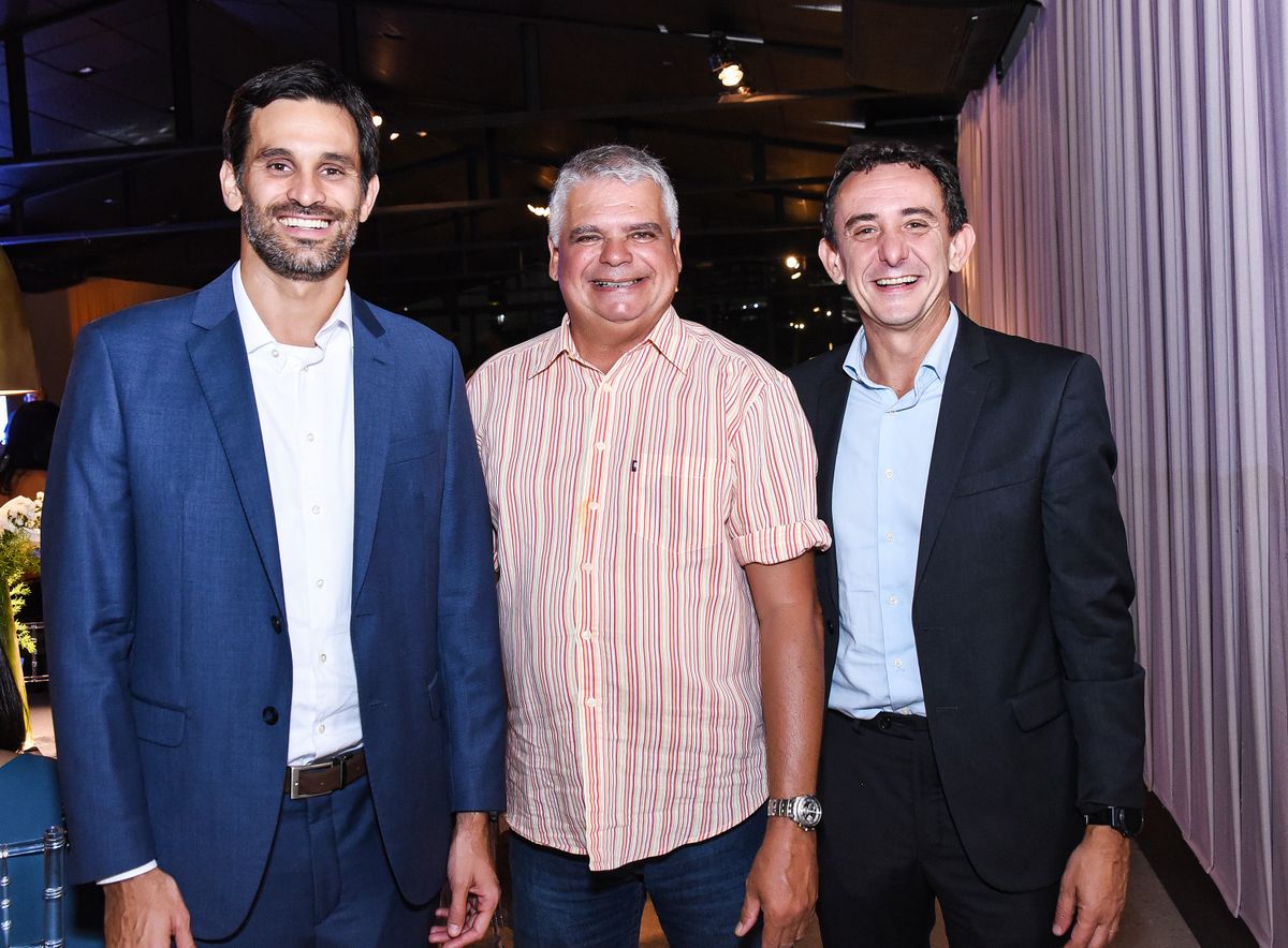 O diretor Comercial da Vports, Pedro Benevides, o presidente do Sindamares, Paulo Cesar Alves e o presidente da Vports, Gustavo Serrão em festa de confraternização do Sindamares, na Casa Mizzi