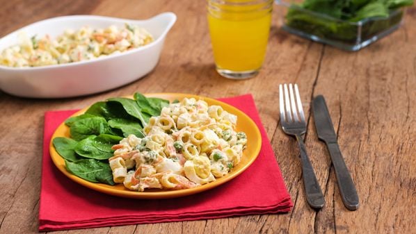 Versão do prato muito popular nos churrascos e reuniões familiares é feita com massa do tipo Padre Nosso. Sirva com salada verde