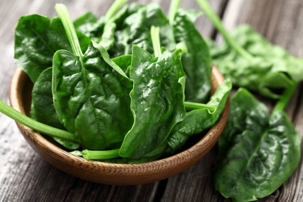 Espinafre é uma fonte natural de vitamina B9 (Imagem: Dionisvera | Shutterstock)