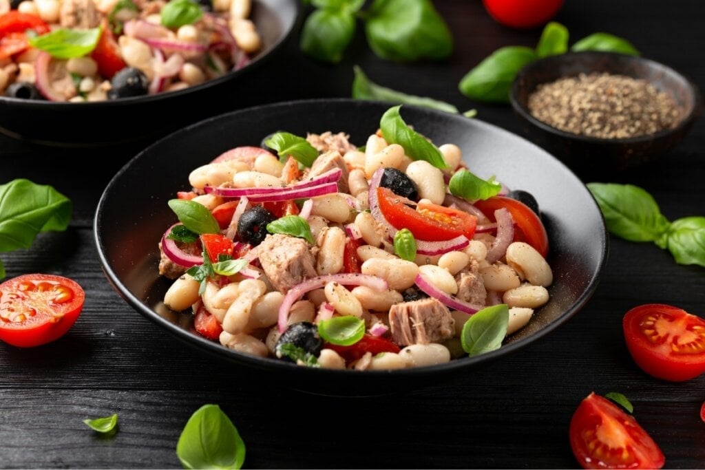 Salada de feijão-branco com atum (Imagem: DronG | Shutterstock) 