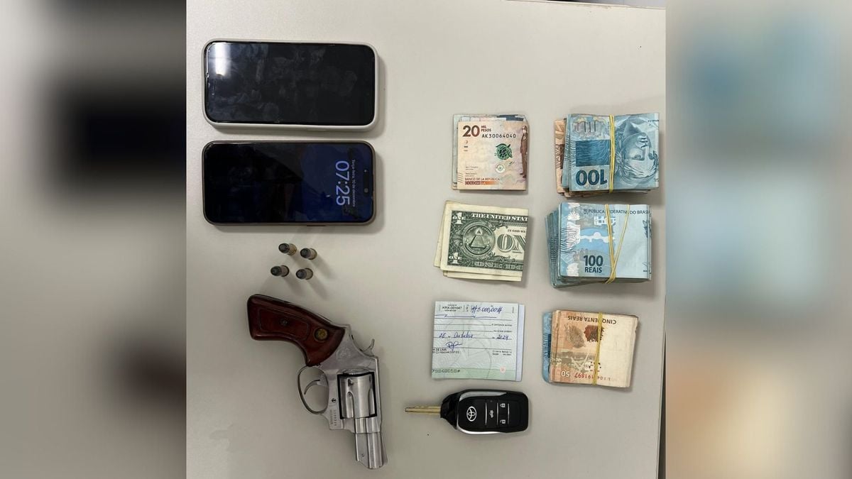 Um dos alvos da investigação chegou a ser preso por porte ilegal de arma na manhã desta terça-feira (10)