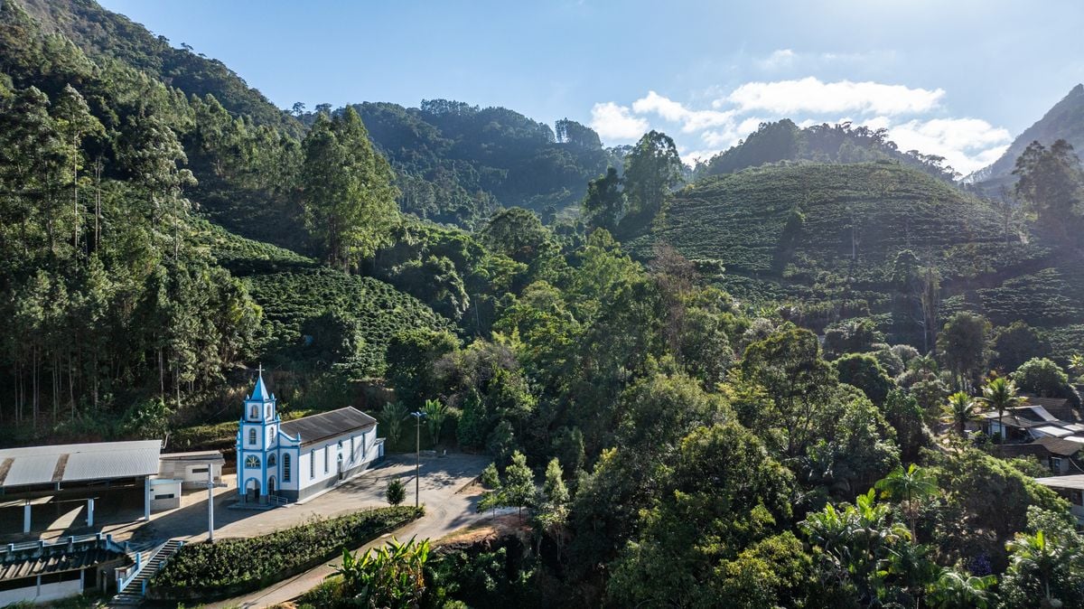 Vista da Igreja católica do Caxixe Quente, em Castelo, na região das Montanhas.