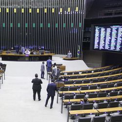 O benefício pago à mulher é destinado a filhas solteiras de ex-servidores da Câmara dos Deputados; investigações teriam apontado união estável da beneficiária