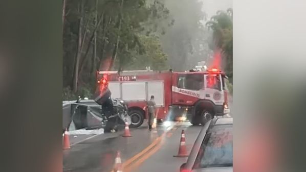 Capotamento ocorreu na tarde desta quarta-feira (11), em um trecho de pista simples da rodovia federal; bombeiros atuaram na ocorrência