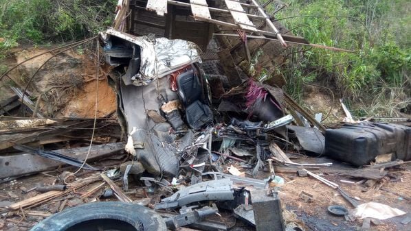 Informações iniciais indicam que a carreta tombou na pista e depois colidiu com o caminhão boiadeiro; pista foi interditada e segue em pare e siga nesta quarta-feira (10)