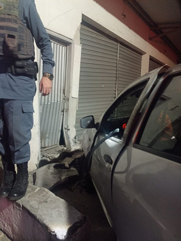 Carro bate de frente em muro de loja durante perseguição em Cariacica por Leitor | A Gazeta