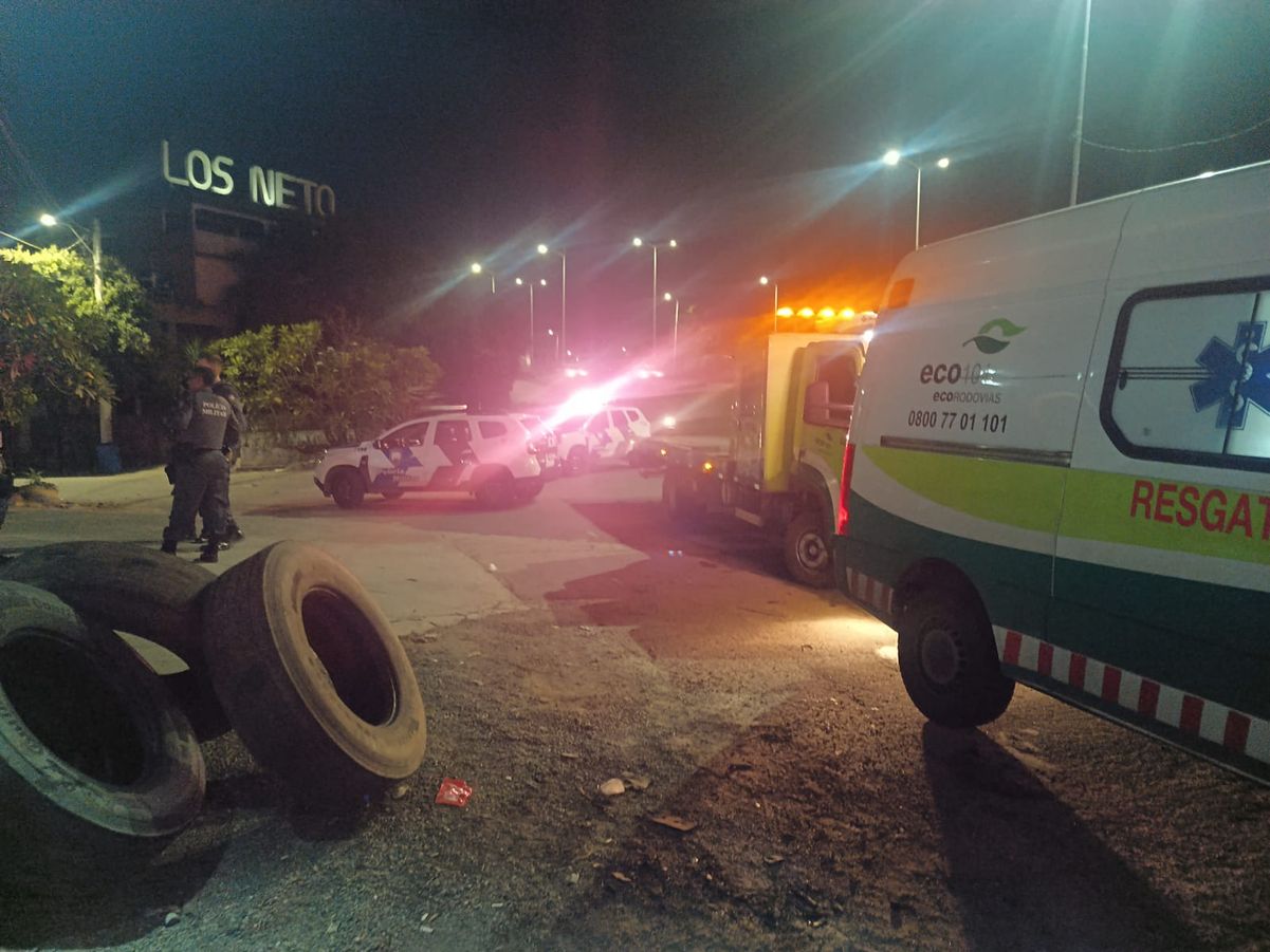 Carro bate de frente em muro de loja durante perseguição em Cariacica por Leitor | A Gazeta