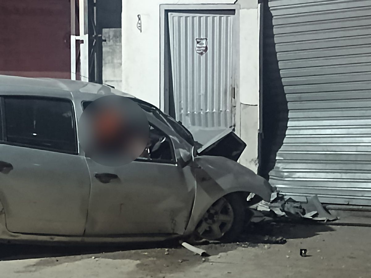 Carro bate de frente em muro de loja durante perseguição em Cariacica por Leitor | A Gazeta