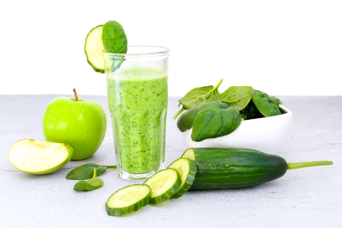 Suco verde para dar energia (Imagem: SvetlanaParnikova | Shutterstock) 