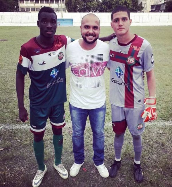 Toure abraçado com o técnico e amigo Marcos Dantas, em um dos trabalhos que estiveram juntos