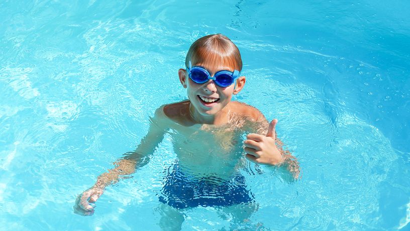crianças - piscina - óculos de natação