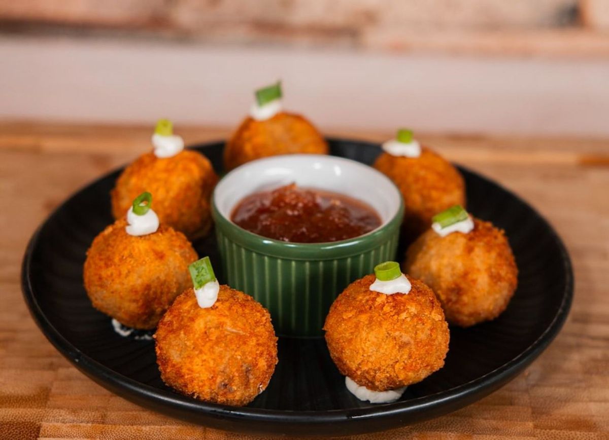 Croquetes do Quiosque Tô de Boa no festival Aracruz Sabores, na Barra do Sahy