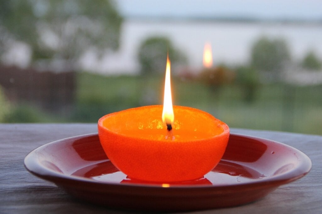 A vela laranja manifesta a limpeza do chakra e a abertura de caminhos (Imagem: Sergey Rusakov | Shutterstock)