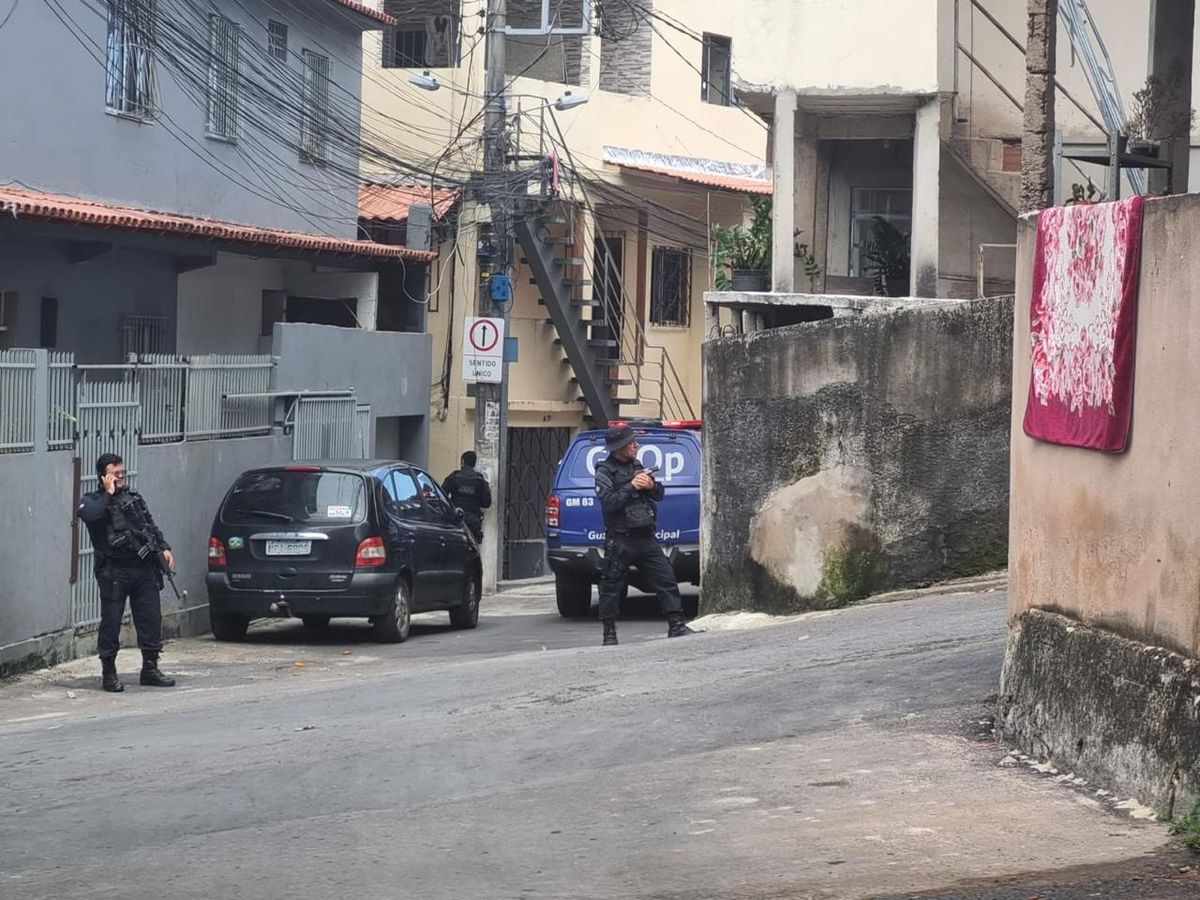 Foram cumpridos mandados de busca e apreensão em residências ligadas a traficantes de Vitória