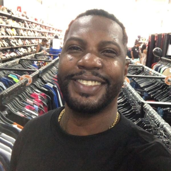 Jefinho Faráo concilia sua carreira de shows com a profissão de vendedor em uma loja