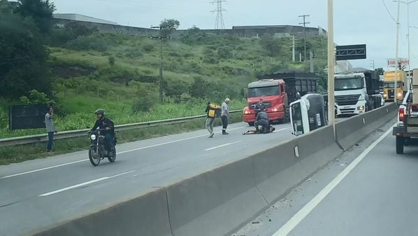 O homem ferido é um policial militar, que estava de folga. Moto dele acabou atingida pelo carro, que antes acabou acertado pela carreta sem freio