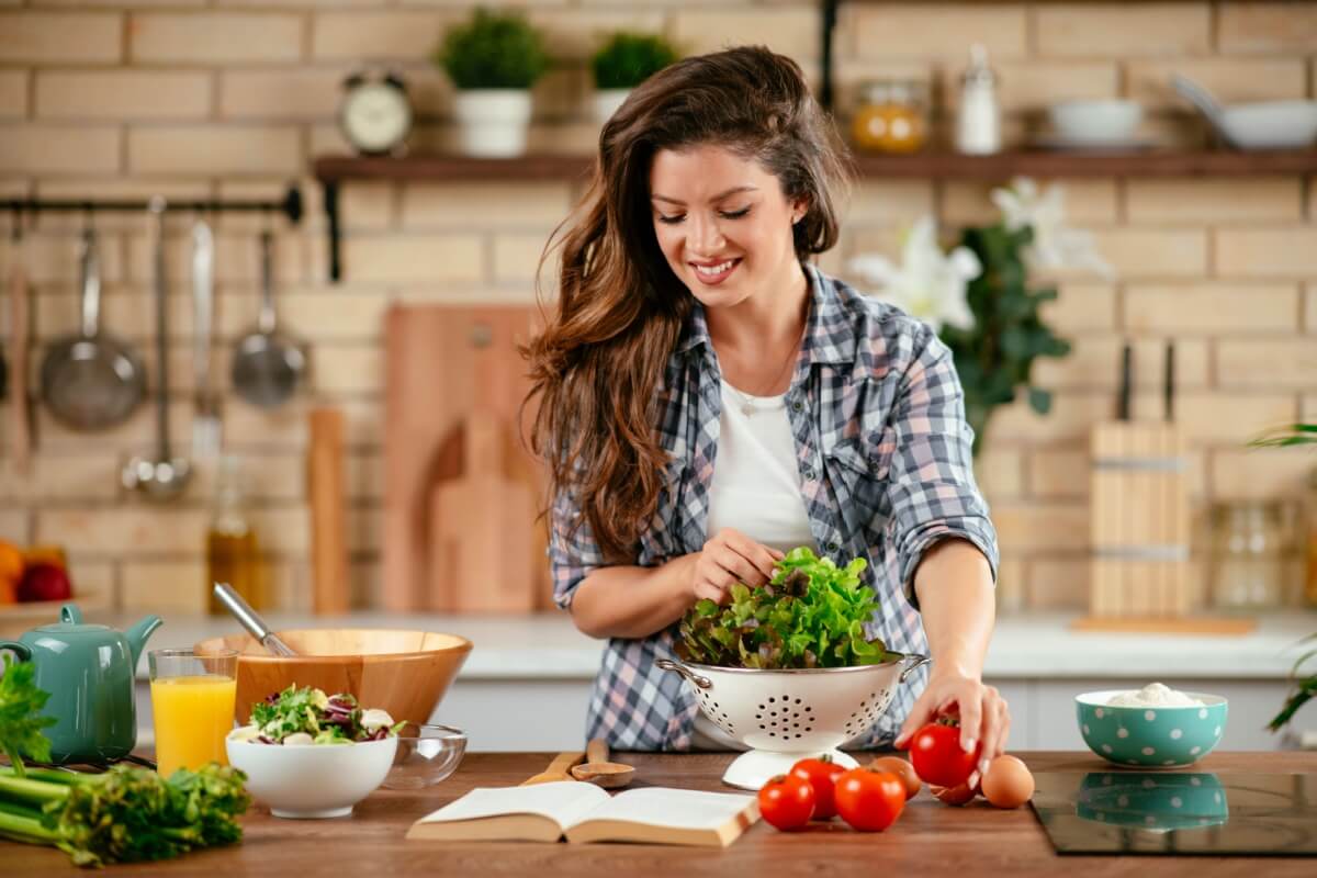 A alimentação é uma forte aliada na prevenção do Burnout (Imagem: Just Life | Shutterstock)