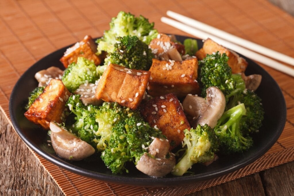 Brócolis grelhado com tofu e champignon (Imagem: AS Foodstudio | Shutterstock)