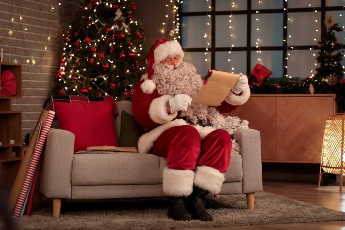 Em certos contextos, a figura do Papai Noel desafia valores ou ideologias predominantes (Imagem: Pixel-Shot | Shutterstock)