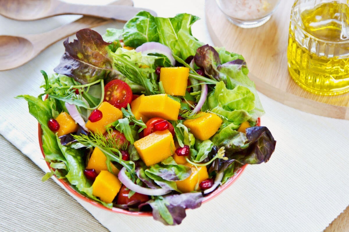 Salada verde com manga  (Imagem: vanillaechoes | Shutterstock)