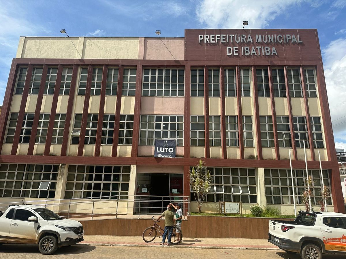 Um cartaz escrito luto foi colocado acima da entrada da Prefeitura de Ibatiba devido à morte de Luiz Verli