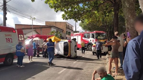 Veículo que a aluna dirigia atingindo outro carro de autoescola, em marcha-ré, e tombou após o acidente; ela teve ferimentos no braço e foi levada para um hospital