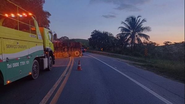 Ocorrência foi registrada na madrugada deste sábado (14) no km 389 da rodovia, e não deixou feridos