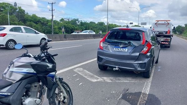 Ciclista foi atingida por carro quando estava em faixa zebrada aguardando para atravessar; motorista parou para prestar socorro, e motociclista que seguia atrás acabou atingindo o carro