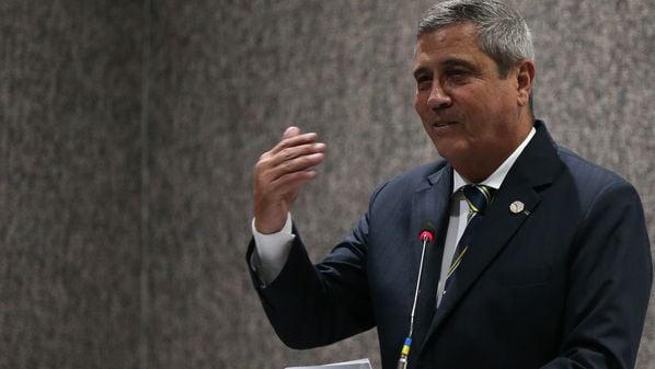 Ex-ministro e vice de Jair Bolsonaro na campanha de 2022, o militar foi preso preventivamente neste sábado (14) por obstrução de Justiça