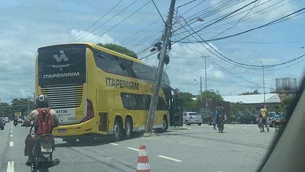 Imagens mostram o veículo parado na pista, neste sábado (13); EDP disse que foi ao local realizar os reparos necessários