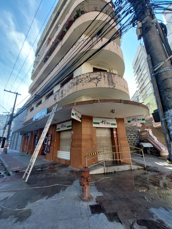 Área onde aconteceu o incêndio no Centro de Vitória foi isolada para perícia por Priciele Venturini