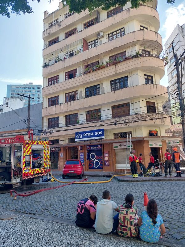 Donos da farmácia acompanharam trabalho dos bombeiros no Centro de Vitória por Priciele Venturini
